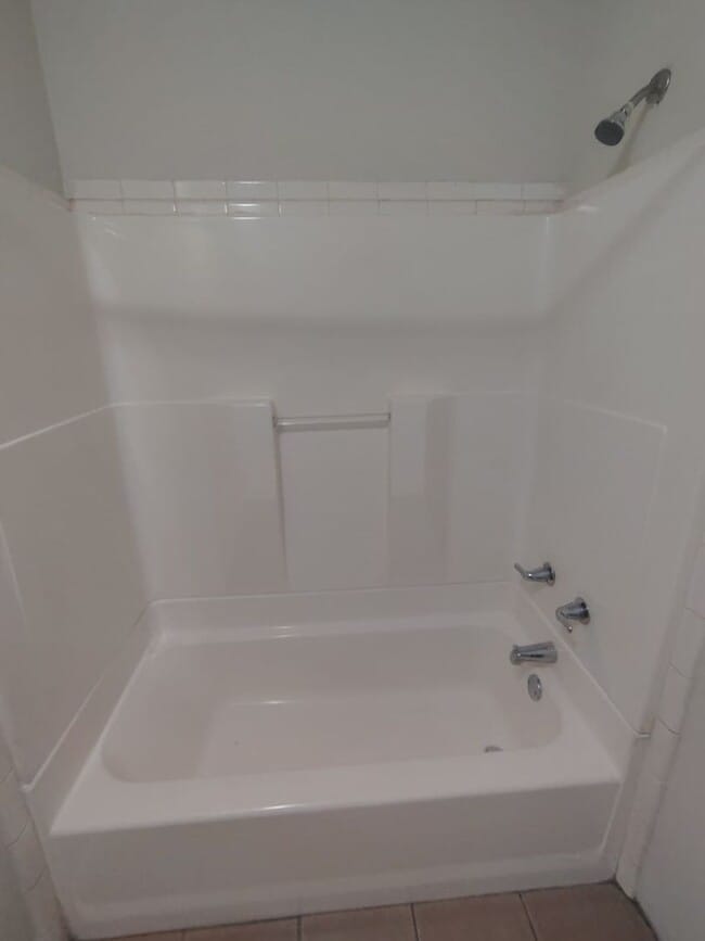 Building Photo - Fully Renovated 4/2 -Single Family  Availa...