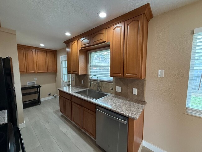 Building Photo - 3 bedroom single story in Manteca!