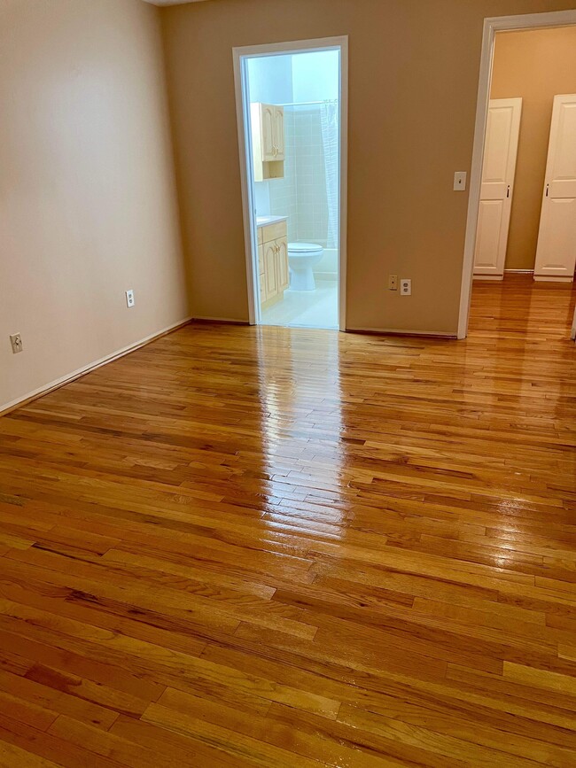 Building Photo - 376 Hampton Pl