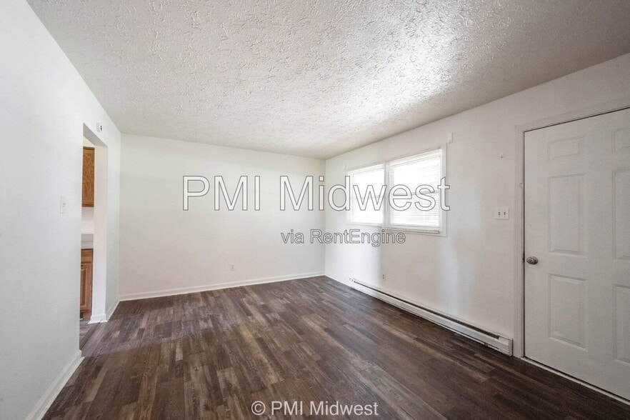 Building Photo - 570 US-52