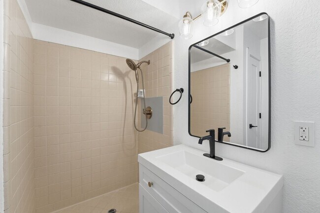 Building Photo - Discover this beautifully renovated 3-bedroom, 2-bath home in Mesa, AZ!