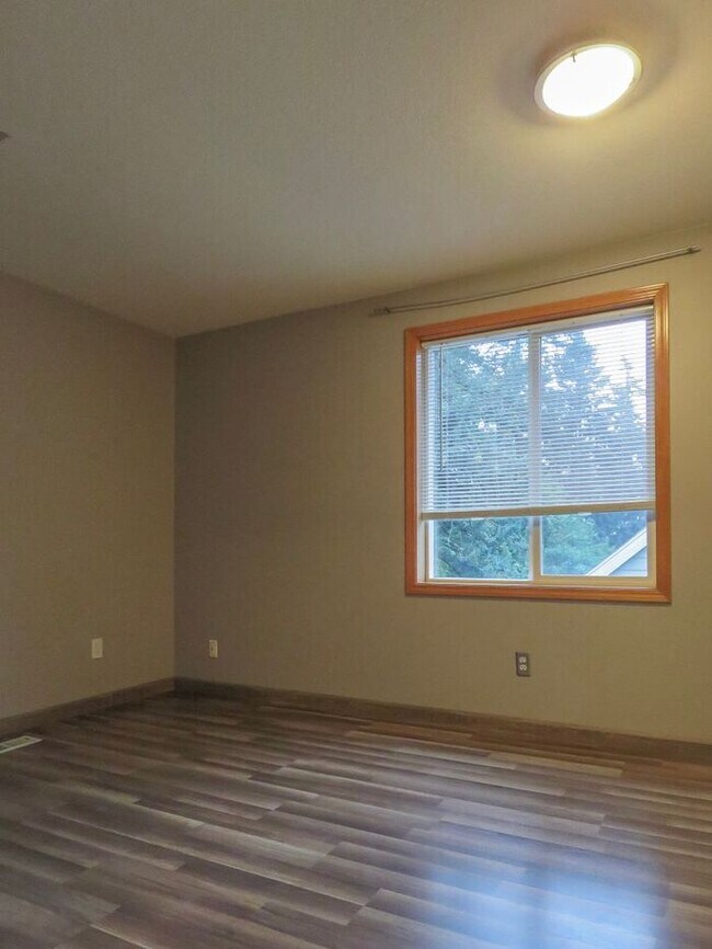 Building Photo - 4 Bedroom Home located in Summer Woods -La...