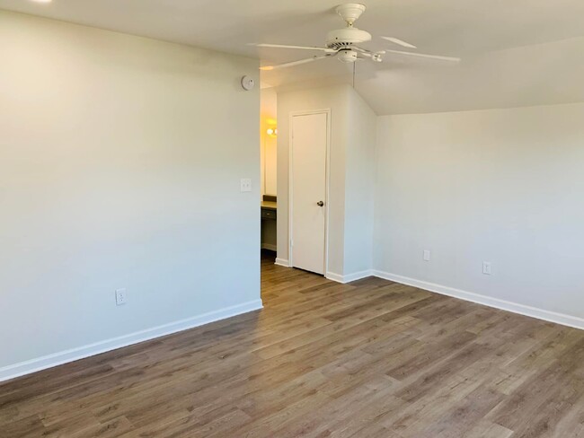 Building Photo - 1/2 off one month with 15 month lease 1 mo...