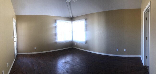 Building Photo - 556 Pinar Del Rio Dr