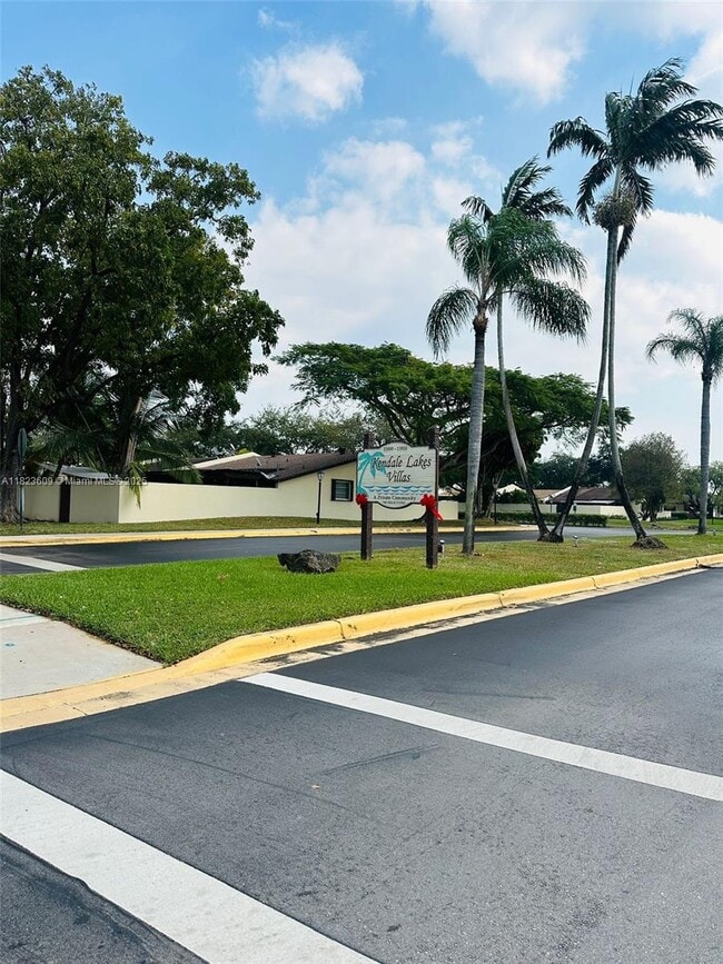Building Photo - 13846 Kendale Lakes Dr
