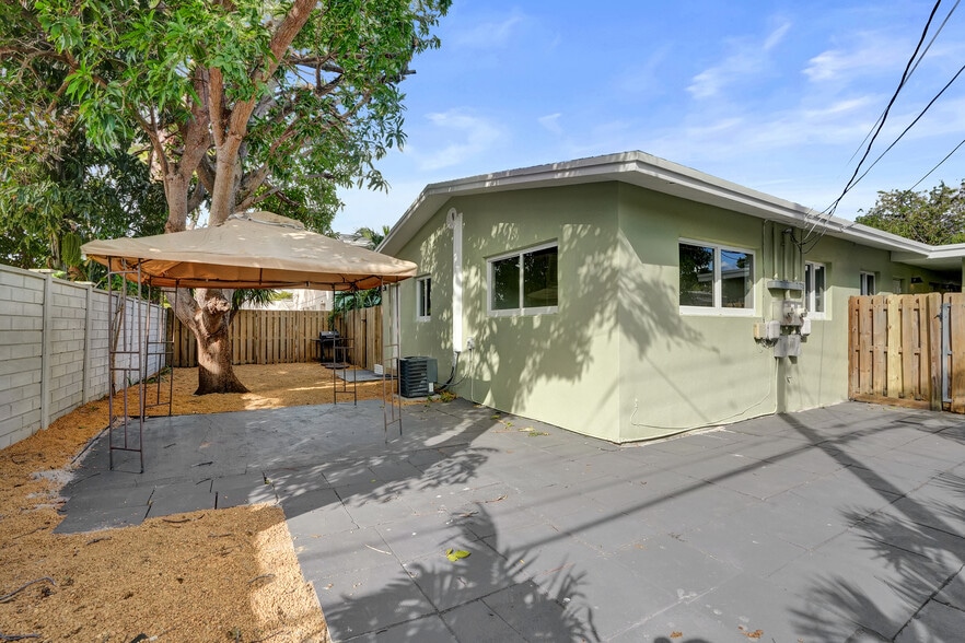 Building Photo - 3033 NE 20th Ter