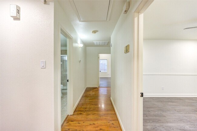 Building Photo - 16830 Scenic Gardens Dr