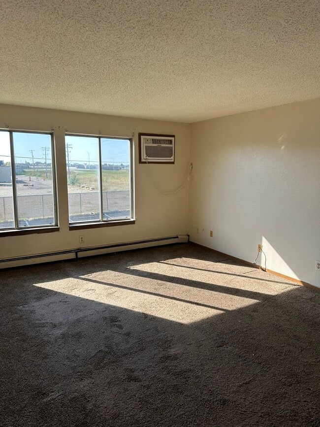 Building Photo - Three Bedroom