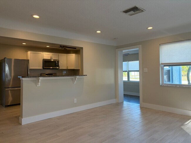 Building Photo - Refreshed North St Pete 4 Bedroom Home