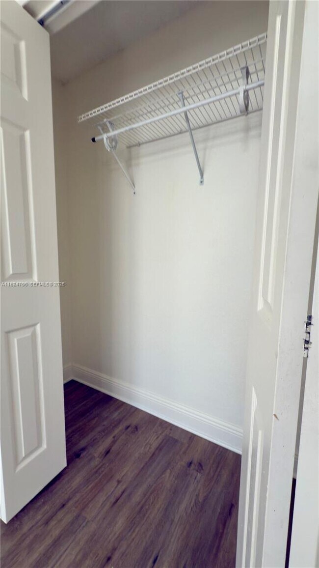 Building Photo - 1455 Lake Crystal Dr