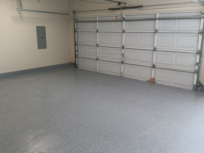 Building Photo - 3 Bedroom, 2 Bathroom Home! Schedule a Showing Soon!