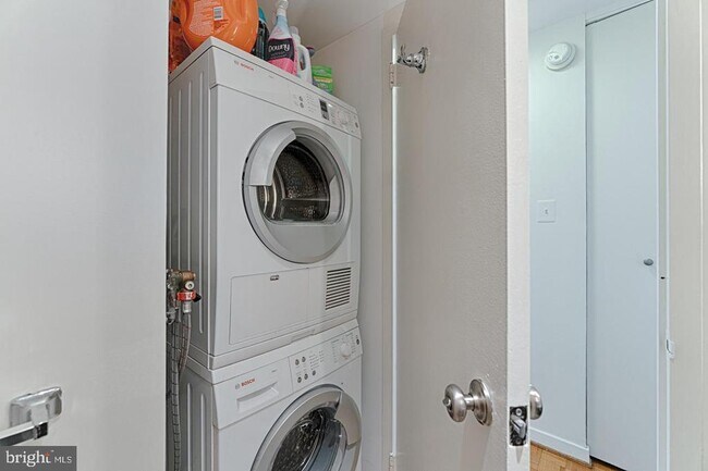 Building Photo - 224 W Rittenhouse Square