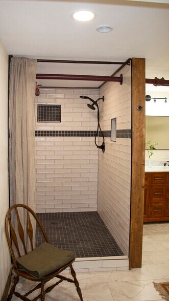 Building Photo - 423 W 1st Ave