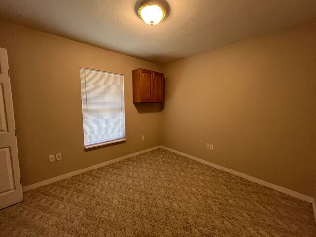 Building Photo - 3BR/2BA Home with 2 Car Garage, Fenced Yard & RV Hookups – Lake City, FL