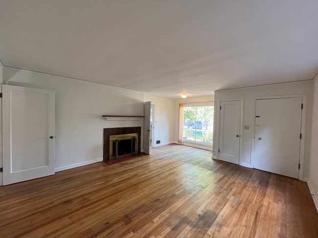 Building Photo - Wonderful 2 Bd 1 Ba home in Woodstock! Covered driveway, Large yard and Shop/Shed !!!