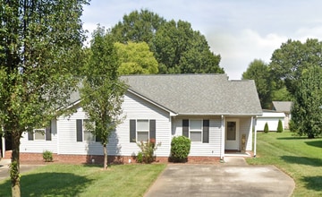 Building Photo - 215 Bishop Ln