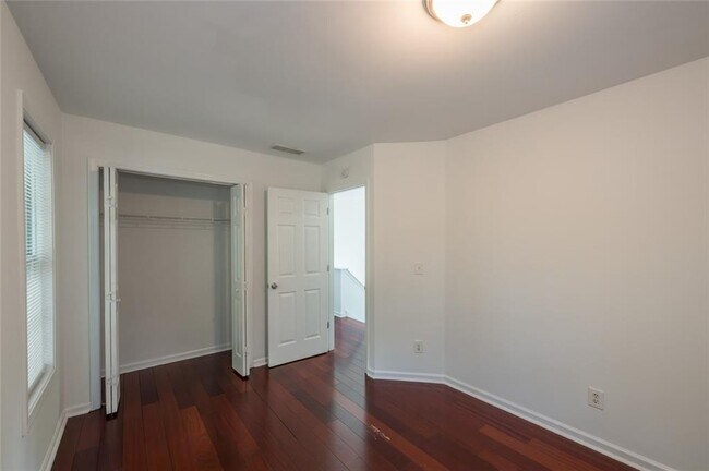 Building Photo - 1331 Memorial Dr SE