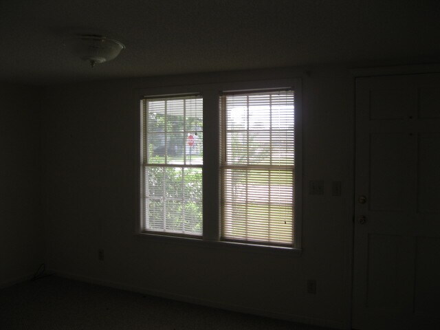 Building Photo - 302 Morris St
