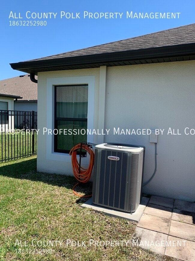 Building Photo - Lakeland Oasis! 3 Bedroom Duplex in Villag...