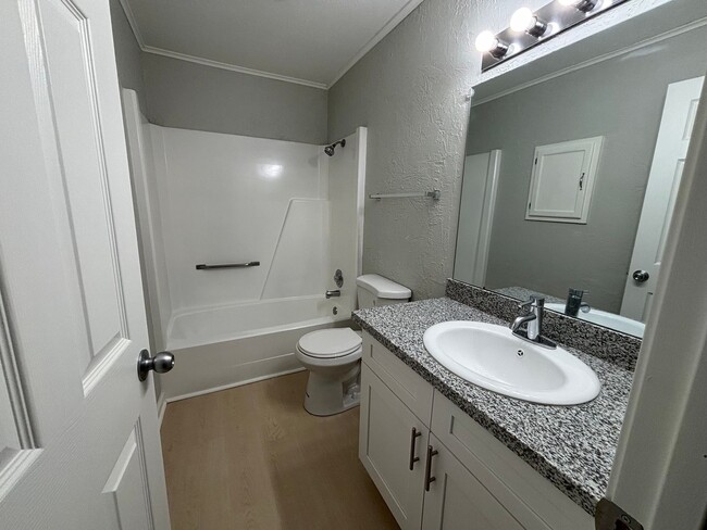 Building Photo - Modern 3-Bed, 2.5-Bath Apartment with Gran...