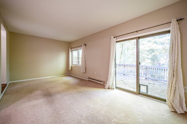Building Photo - Renovated townhouse backing to trees with loads of privacy!