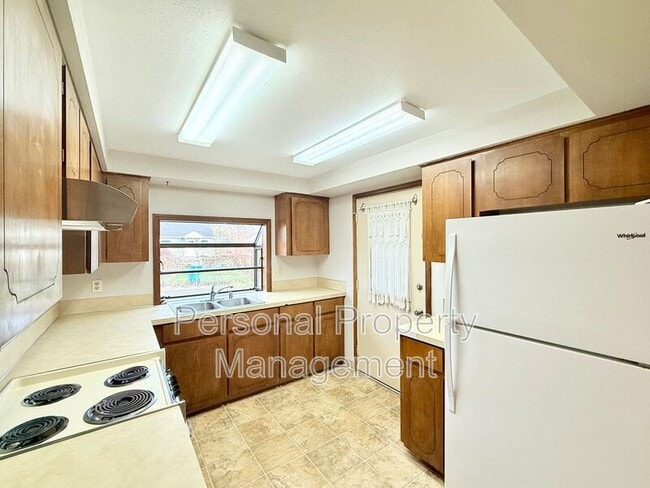 Building Photo - 414 W 39th St