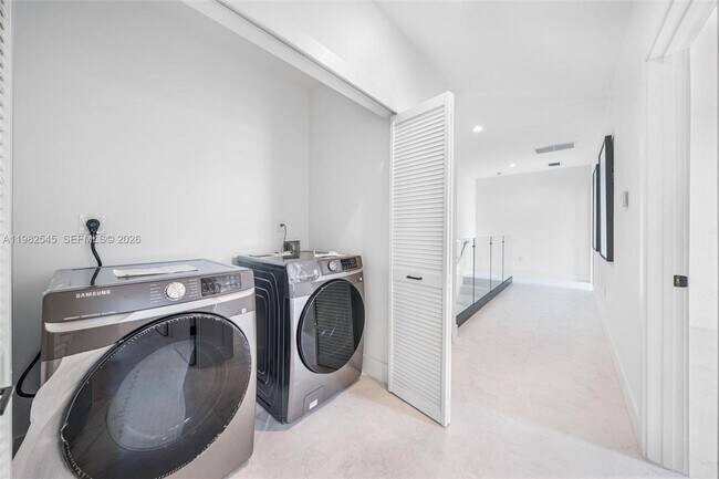 Building Photo - 2937 SW 21st St