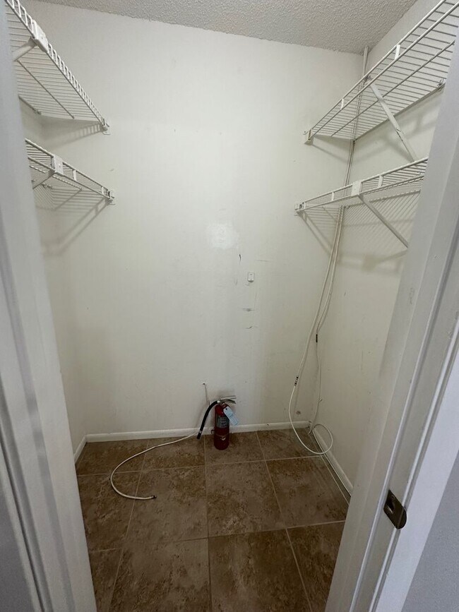 Building Photo - 2br - 1000ft2 - Affordable UPTOWN AREA 2 Full Suite UNIT ! WHY PAY MORE?