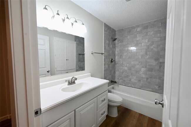 Building Photo - 9715 Oak Hollow Dr