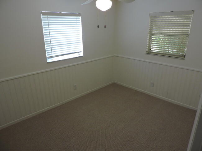 Building Photo - 9046 SE Parkway Dr