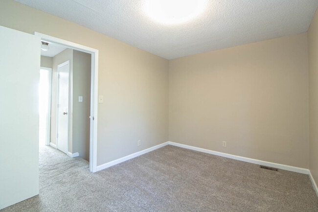 Building Photo - 812 Golf View Pl