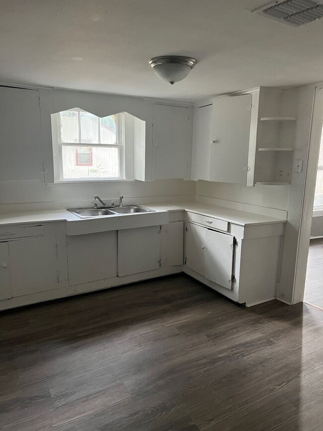 Building Photo - Large 4 Bedrooms 2 Bathrooms