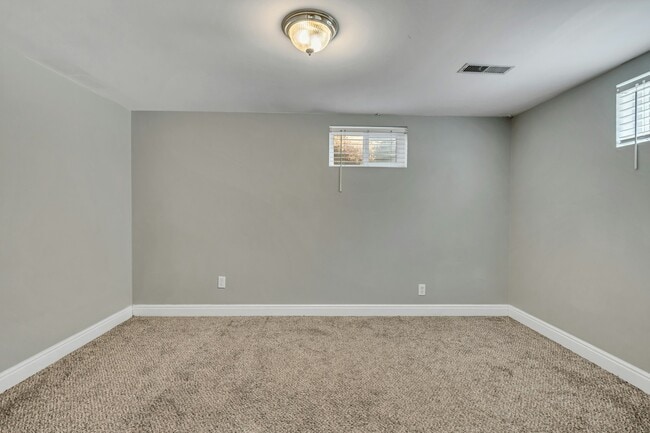 Building Photo - 225 W 750 S