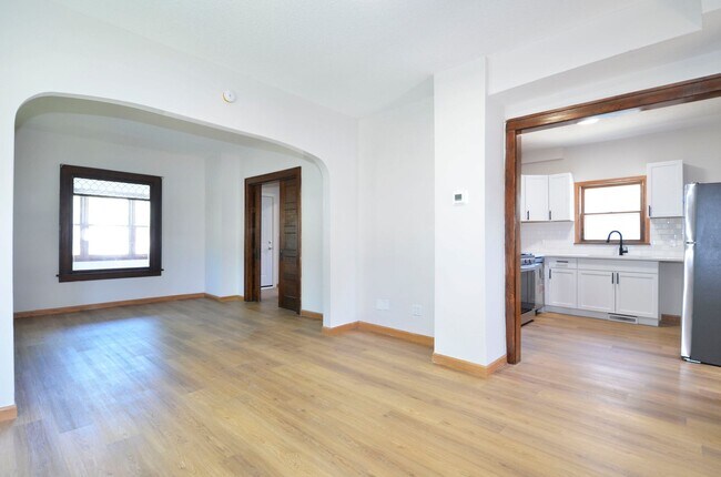 Building Photo - Beautiful Updated 5-Bed 2-Bath Home in NE Minneapolis!