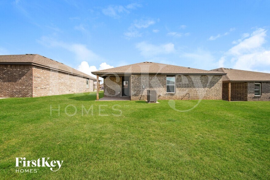 Building Photo - 441 Labelle Ln