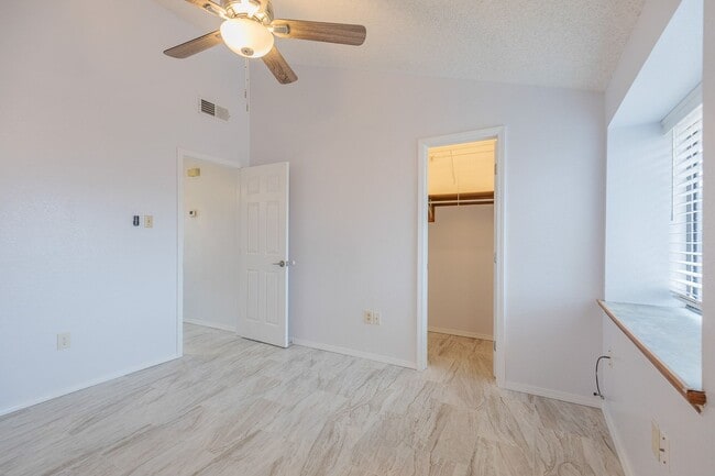 Building Photo - Comfortable 2 Bed 2 Bath - Pet Friendly & New Amenities!