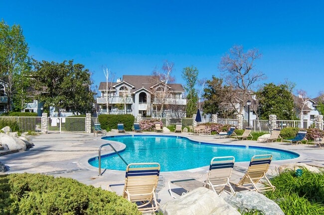 Building Photo - ADORABLE 3+2 CORNER UNIT & 2-CAR GARAGE!