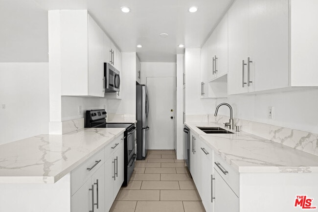 Building Photo - 136 S Palm Dr