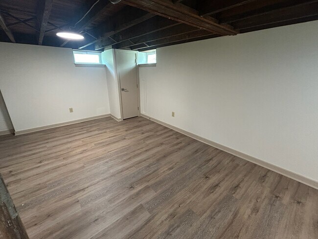 Building Photo - 124 Elm St