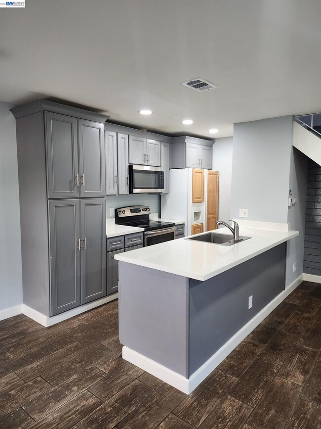 Building Photo - 4985 N Holt Ave