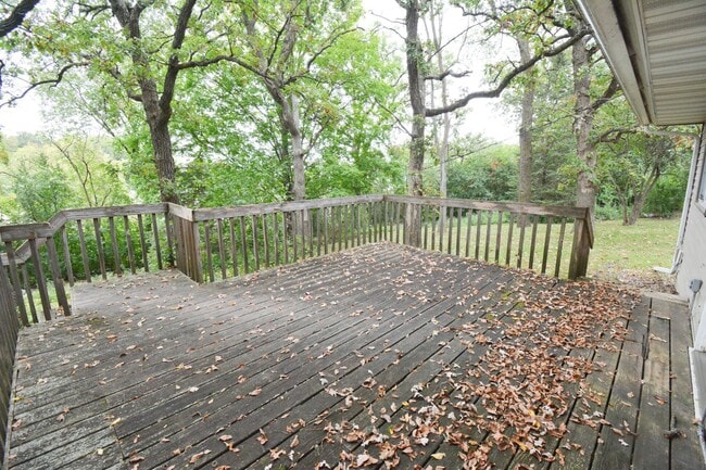 Building Photo - 3-Bedroom Home with Walk-In Closet, Deck & Prime Location Near Shopping