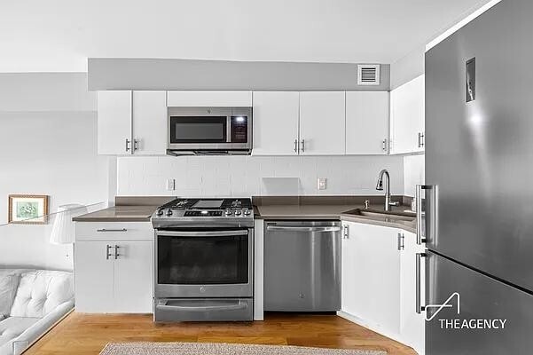 Building Photo - 211 Thompson St