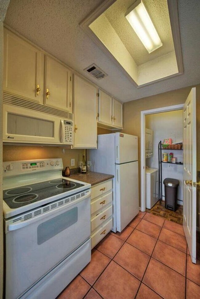 Building Photo - 711 W 21st St