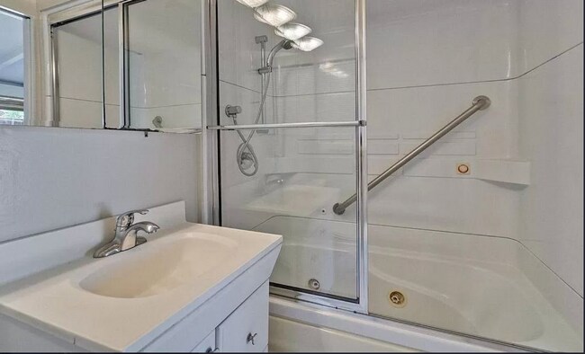Building Photo - 3 Bed 2 Bath Home w/ Bonus Room in Palo Alto.