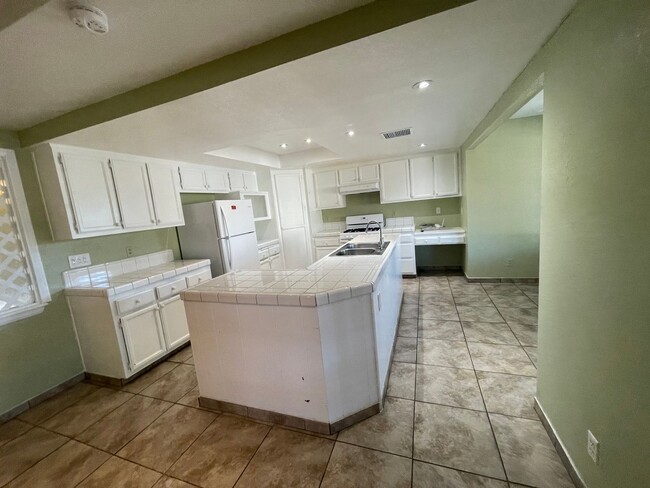 Building Photo - Apple Valley- 3 Bedrooms, 2 Bathrooms, Sol...