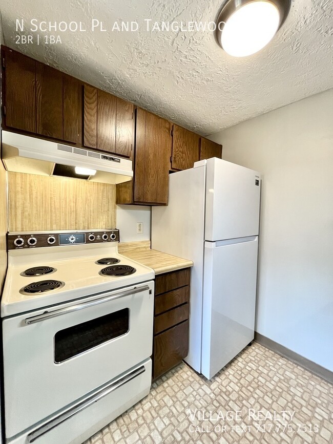 Building Photo - Top Floor! Roomy 2-Bed with A/C & Off-Stre...