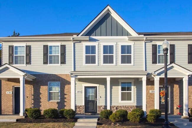 Building Photo - Newer Beautiful 3 Bed 2.5 Bath!