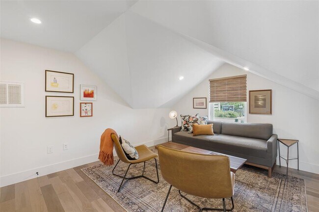 Building Photo - 1217 1/2 W 39th St