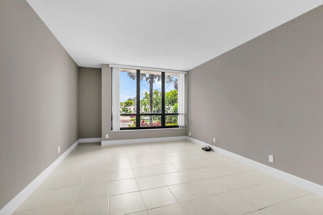 Building Photo - 6895 Willow Wood Dr