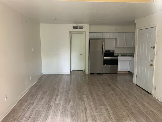 Building Photo - 10855 Meadowglen Ln